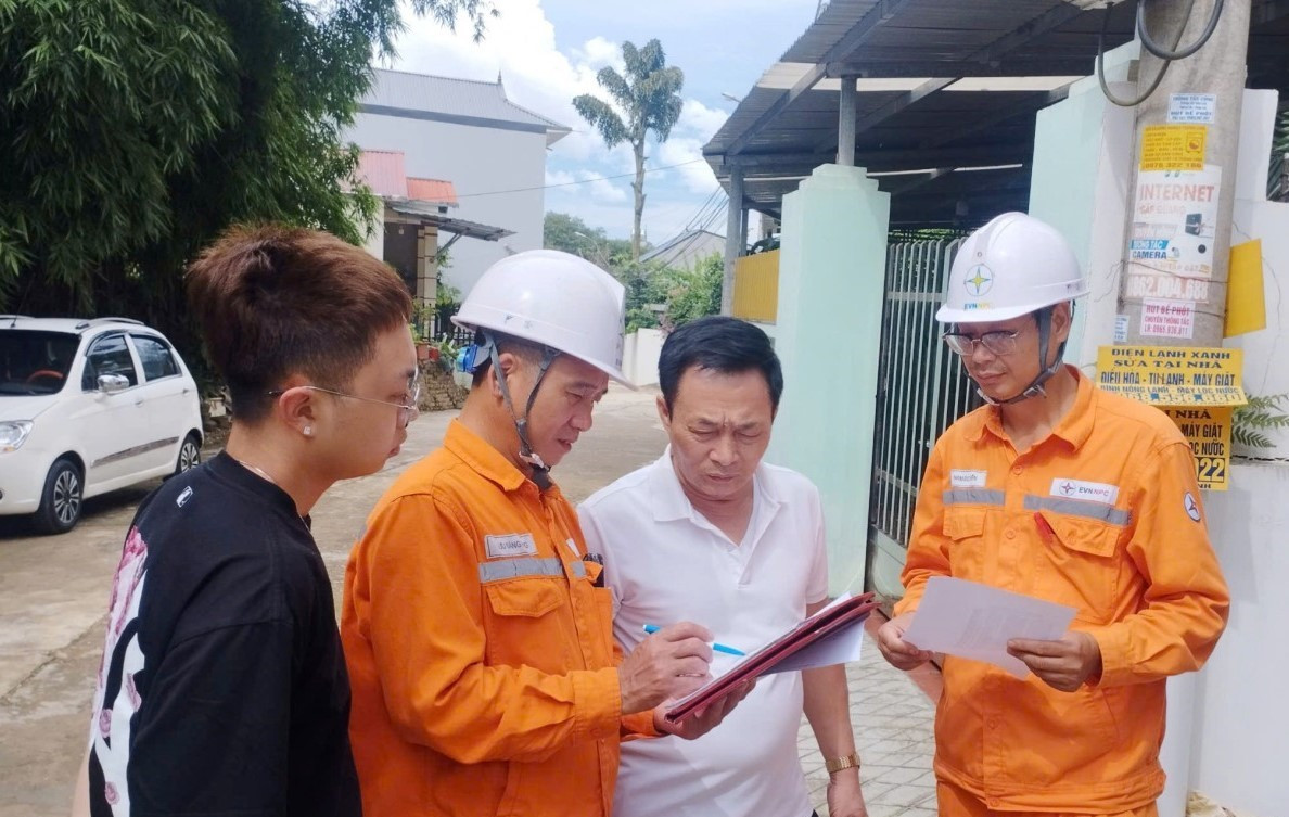 Sau khi có kiến nghị, nhân viên Điện lực Lạng Sơn và chủ hộ tiến hành kiểm tra thực tế, tìm ra nguyên nhân tiền điện tăng cao.