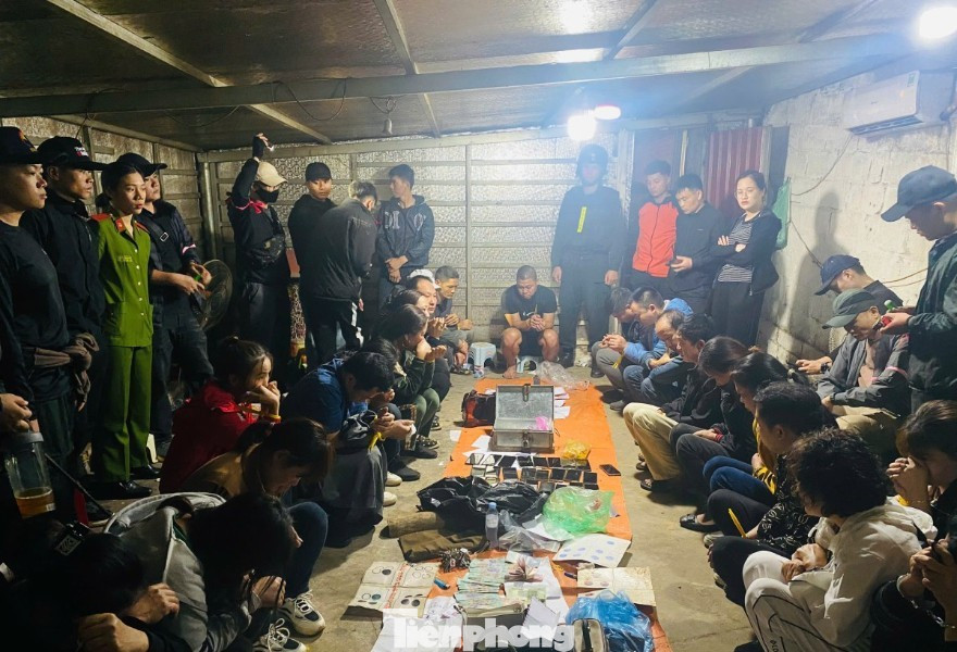 Hiện trường ổ nhóm đánh bạc.