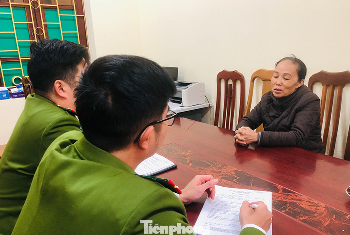 Đối tượng Đinh Thị Thảo (bìa phải) tại cơ quan công an -Ảnh: TL