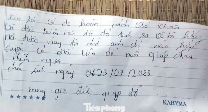 Mảnh giấy được đặt cạnh cháu bé Ảnh: KC