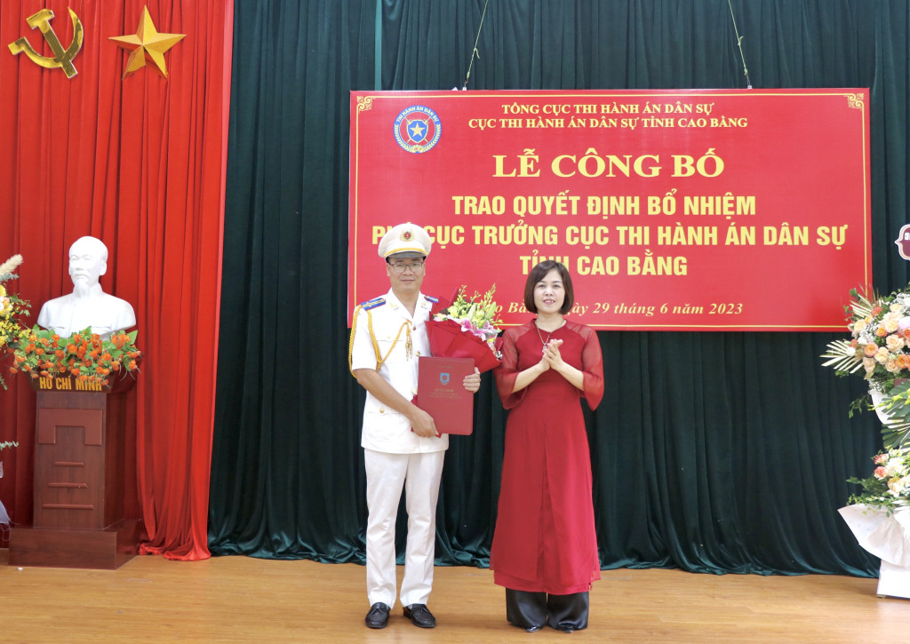 Ông Chu Thanh Hà (bìa trái) nhận Quyết định bổ nhiệm. Ảnh: D.H