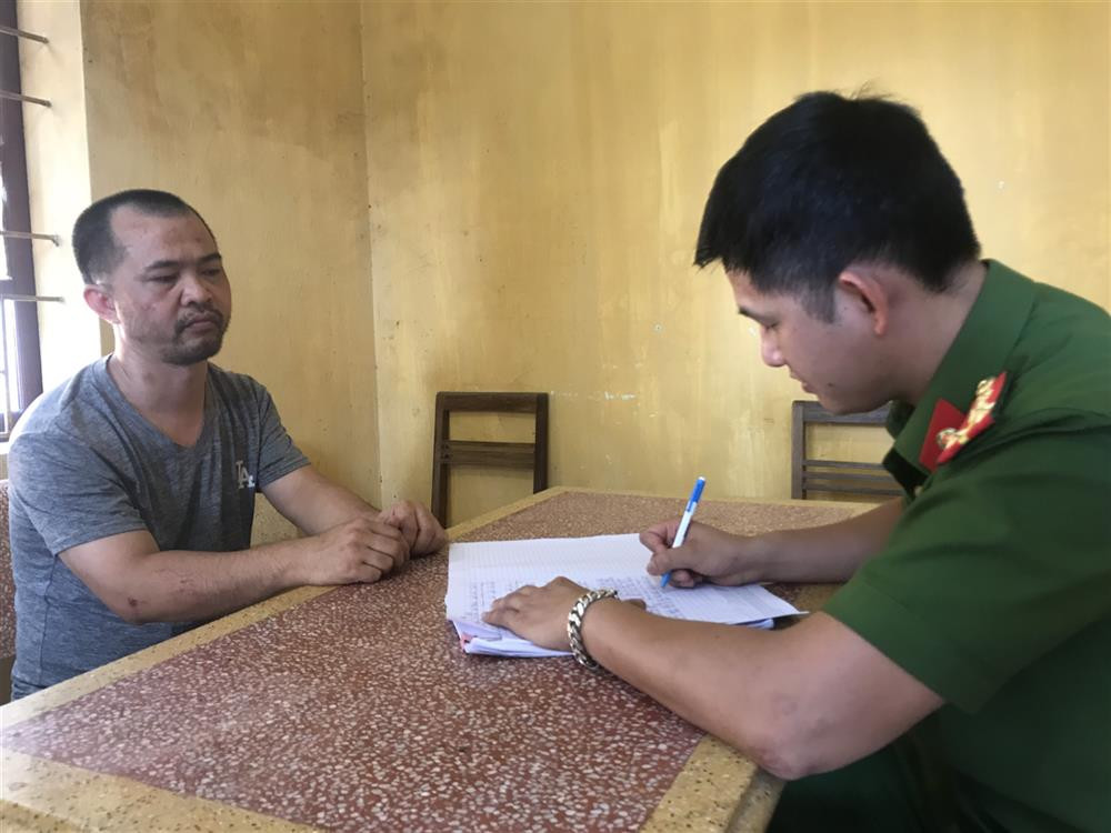 Đối tượng Nguyên (bìa trái) tại cơ quan công an. Ảnh: H.T Đối tượng Nguyên (bìa trái) tại cơ quan công an. Ảnh: H.T