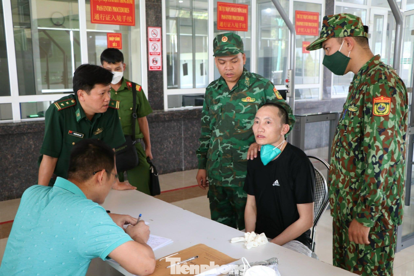 Đối tượng Vàng Vản Hờ (giữa) bị lực lượng chức năng Cao Bằng bắt giữ -Ảnh: PV