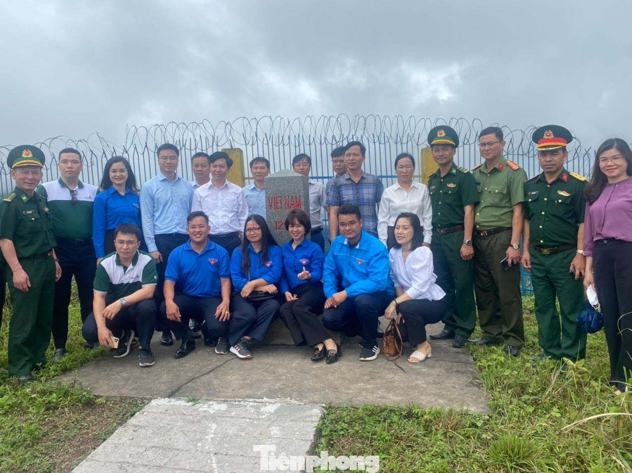 Tuổi trẻ Đoàn Bộ Kế hoạch- Đầu tư, tuổi trẻ Lạng Sơn và các đại biểu địa phương bên cột mốc chủ quyền biên giới -Ảnh: Duy Chiến Tuổi trẻ Đoàn Bộ Kế hoạch- Đầu tư, tuổi trẻ Lạng Sơn và các đại biểu địa phương bên cột mốc chủ quyền biên giới -Ảnh: Duy Chiến