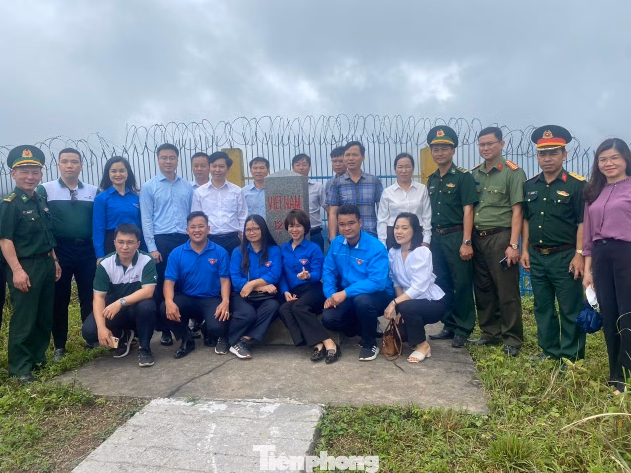 Tuổi trẻ Đoàn Bộ Kế hoạch- Đầu tư, tuổi trẻ Lạng Sơn và các đại biểu địa phương bên cột mốc chủ quyền biên giới -Ảnh: Duy Chiến