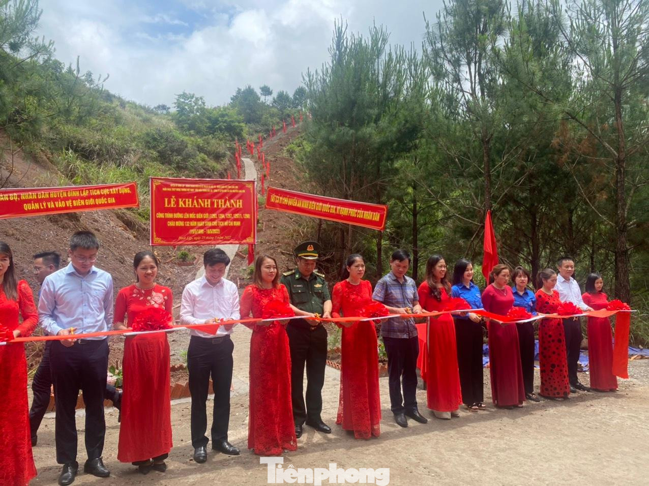 Nghi lễ cắt băng khánh thành đường lên cột mốc ở xã Bắc Xa, huyện Đình Lập, tỉnh Lạng Sơn -Ảnh: Duy Chiến Nghi lễ cắt băng khánh thành đường lên cột mốc ở xã Bắc Xa, huyện Đình Lập, tỉnh Lạng Sơn -Ảnh: Duy Chiến