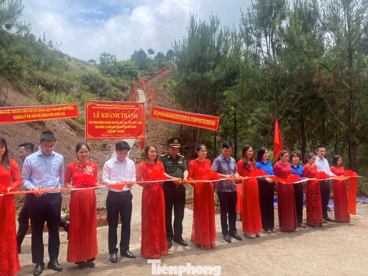 Nghi lễ cắt băng khánh thành đường lên cột mốc ở xã Bắc Xa, huyện Đình Lập, tỉnh Lạng Sơn -Ảnh: Duy Chiến