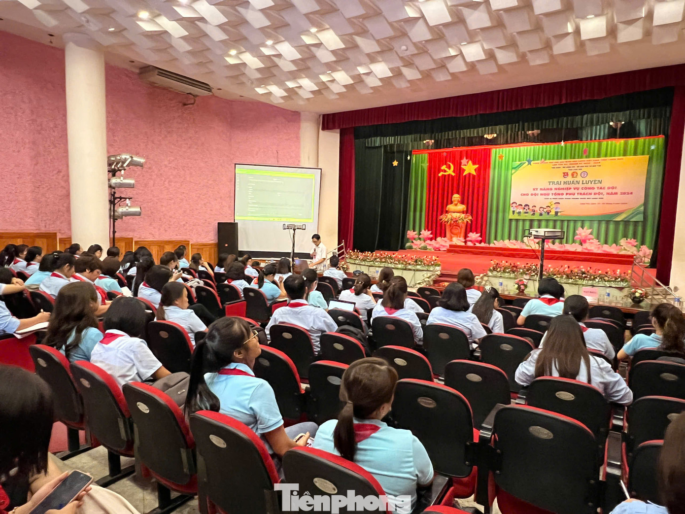 Chương trình thu hút sự tham gia của đông đảo cán bộ Đoàn- Đội, Tổng phụ trách trên địa bàn. Chương trình thu hút sự tham gia của đông đảo cán bộ Đoàn- Đội, Tổng phụ trách trên địa bàn.