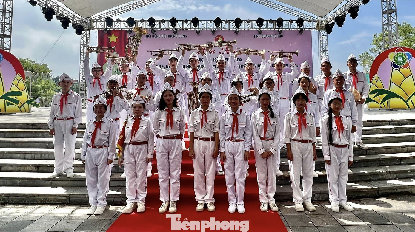 Nhờ sự hướng dẫn, chỉ bảo của các Tổng phụ trách Đội, nhiều em đã trở thành những Đội viên năng khiếu, xuất sắc. Nhờ sự hướng dẫn, chỉ bảo của các Tổng phụ trách Đội, nhiều em đã trở thành những Đội viên năng khiếu, xuất sắc.