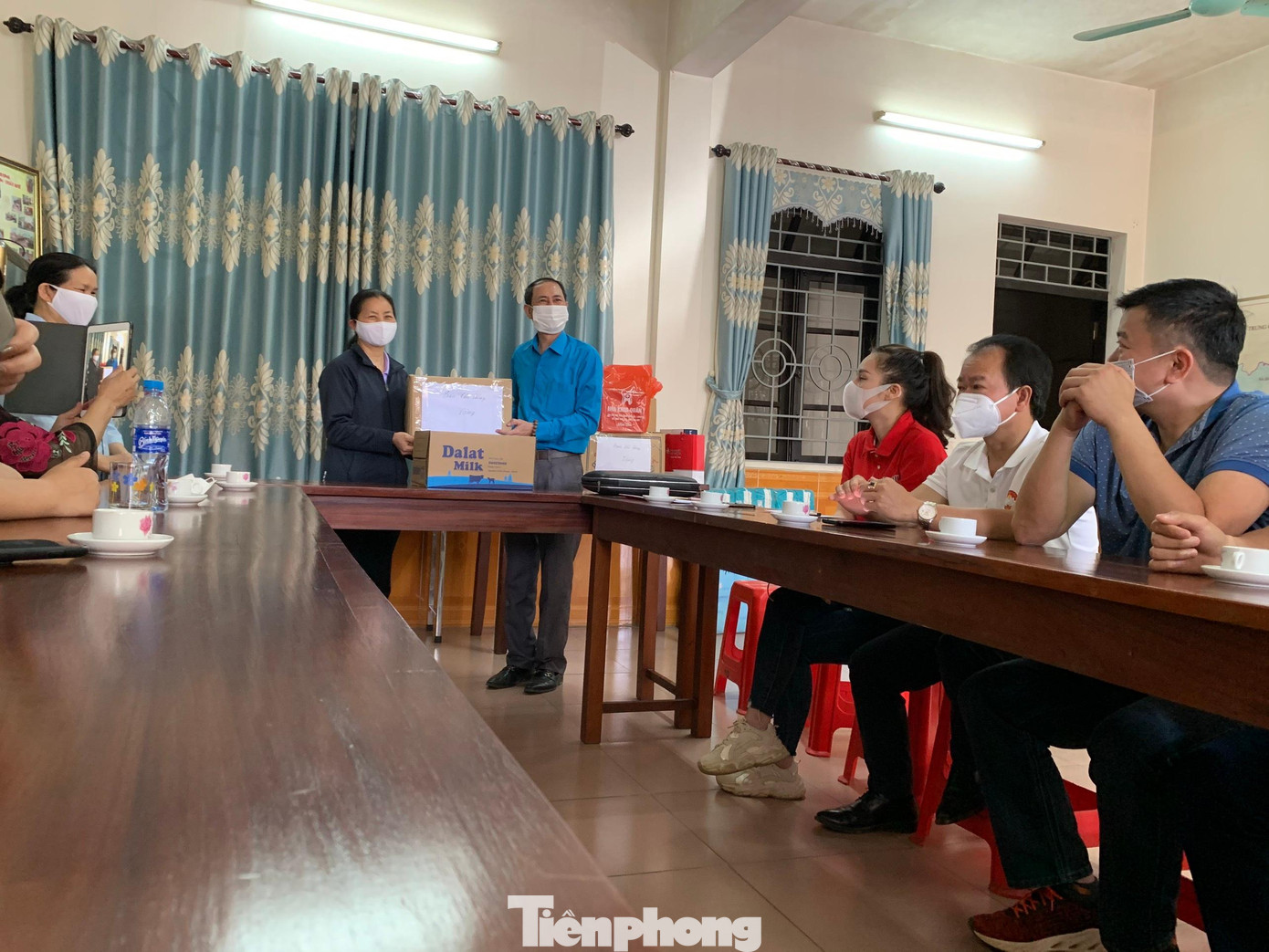 Đại diện báo Tiền Phong, cơ quan thường trú tại tỉnh Lạng Sơn trao sữa, quần áo ấm cho mái ấm tình thương Vinh Sơn -Ảnh: PV