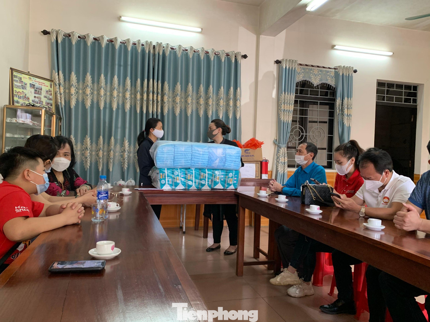 Đa phần các cháu ở mái ấm Vinh Sơn bị thiểu não, sinh hoạt tại chỗ nên khi nhận hỗ trợ bỉm, cơ sở tình thương rất cảm kích, xúc động -Ảnh: Duy Chiến