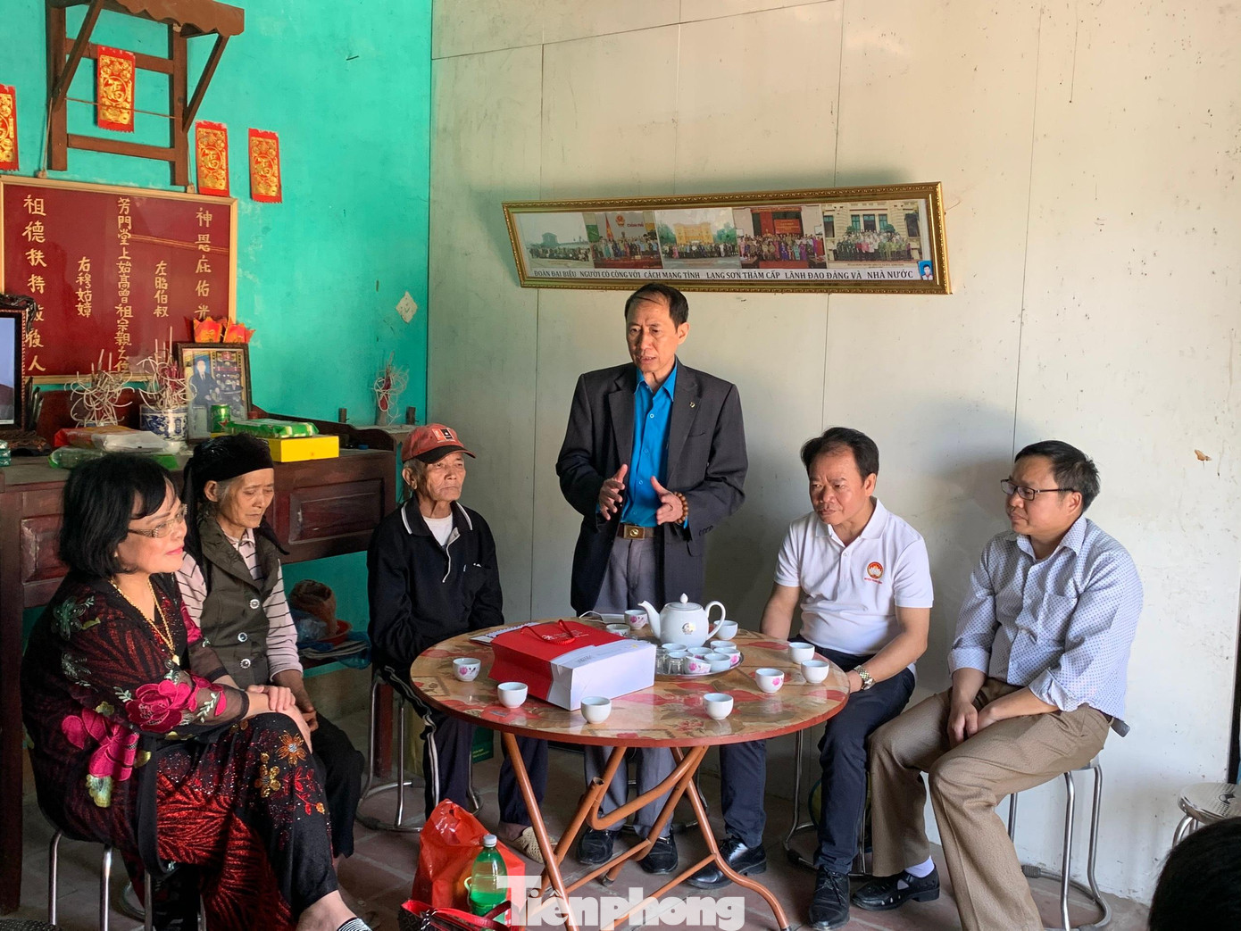 Trước gia cảnh khó khăn của gia đình cựu tù Phú Quốc - ông Phương Văn Phín, cơ quan báo Tiền Phong đã xây dựng nhà tình nghĩa cho ông và thường xuyên đến thăm hỏi, hỗ trợ, động viên gia đình nỗ lực vươn lên, ổn định cuộc sống -Ảnh: PV