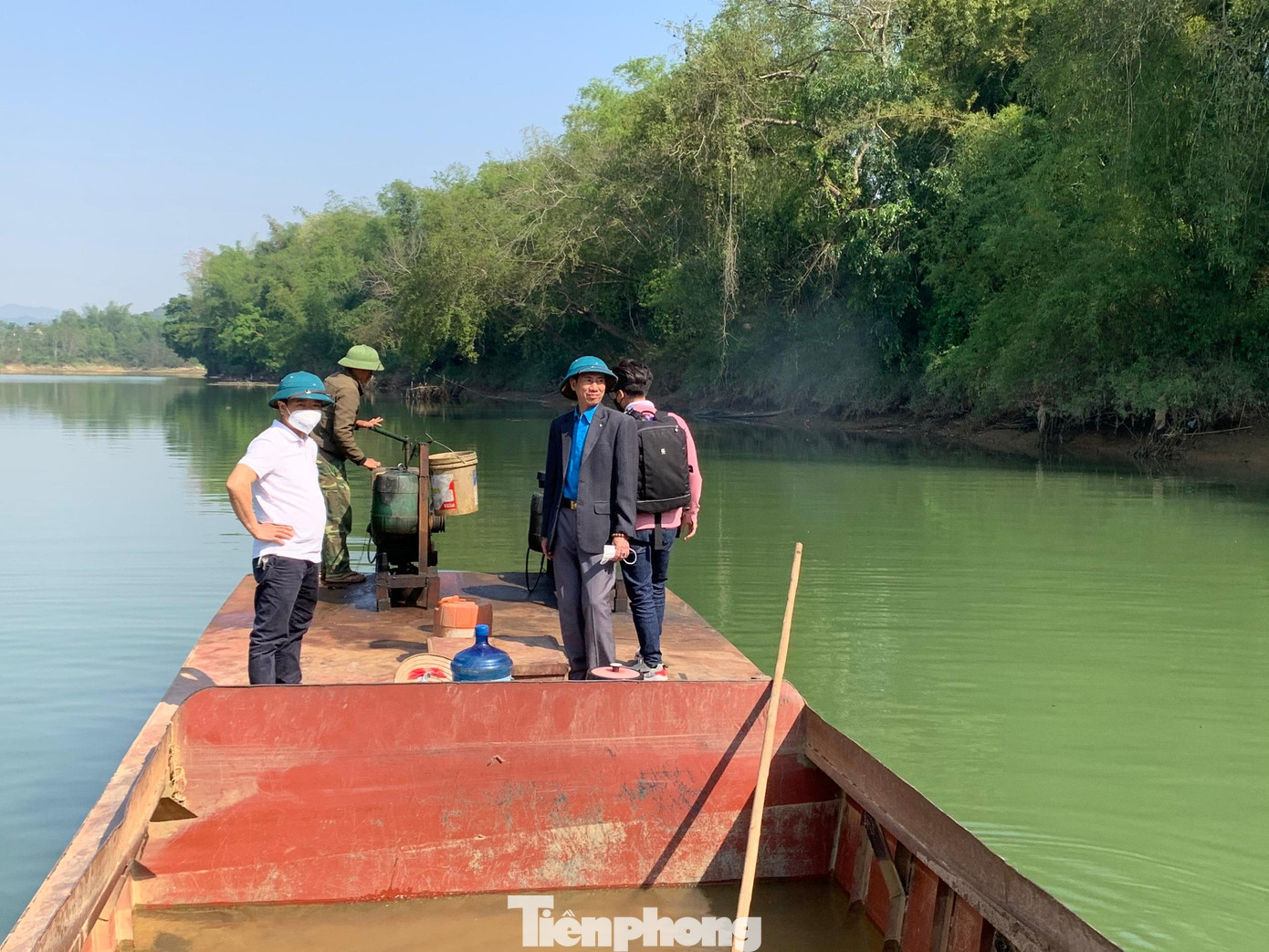 Gia đình cựu chiến binh Phương Văn Phín sinh sống ở vùng sâu, vùng xa, để đến được gia đình, đoàn thiện nguyện phải đi xuồng, khá vất vả -Ảnh: Duy Chiến