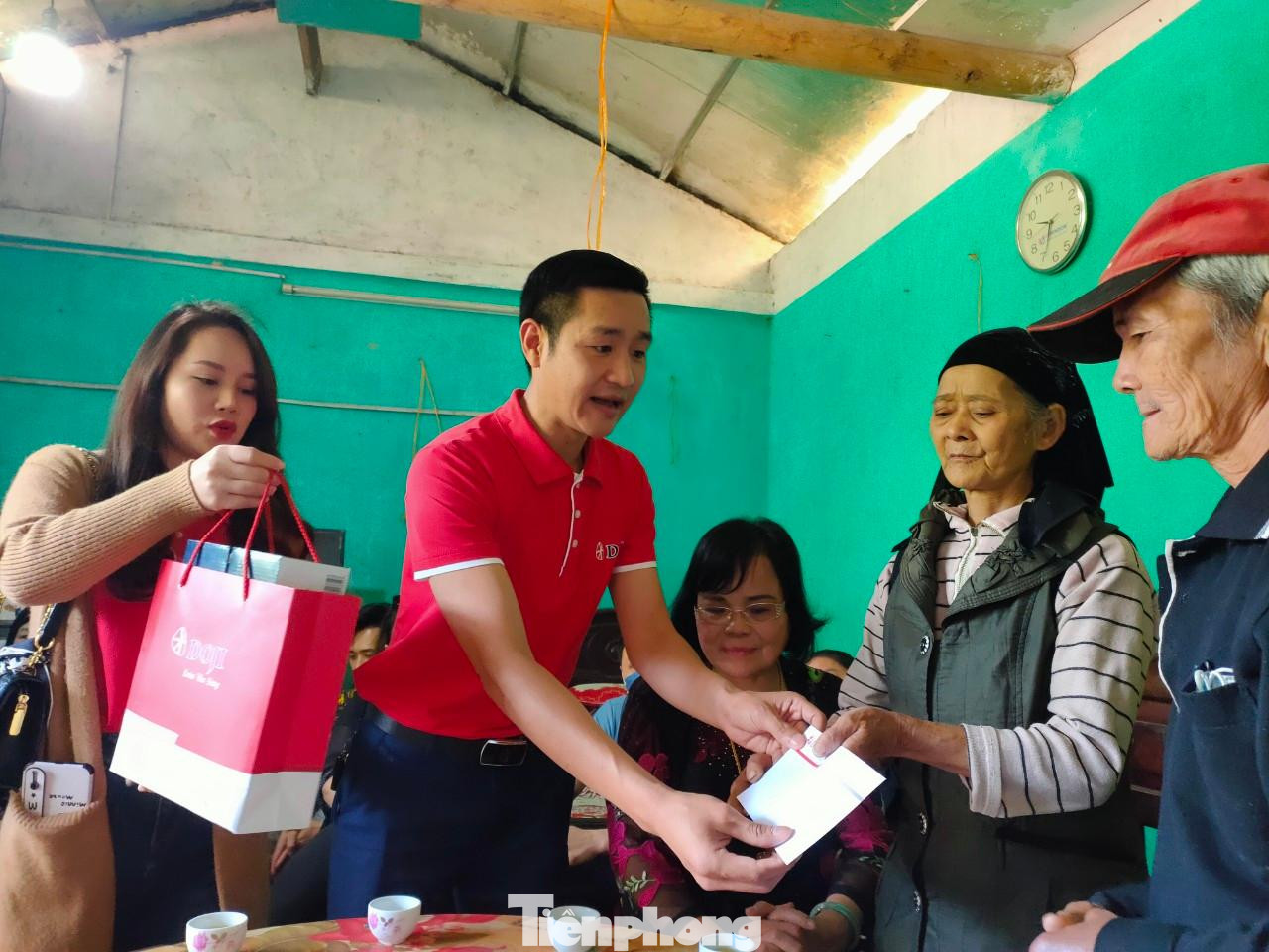 Đoàn thiện nguyện tới thăm, tặng quà động viên gia đình ông cựu chiến binh Phương Văn Phín ở thôn Phạc Giàng, xã Hùng Việt, huyện Tràng Định -Ảnh: Duy Chiến