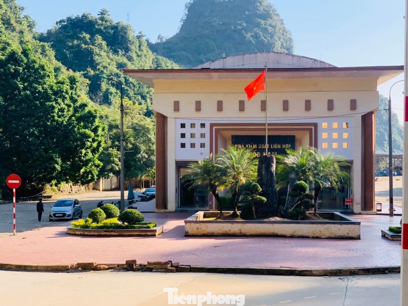 Nhiều tháng nay, cửa khẩu Cốc Nam vắng người và phương tiện vì không có hoạt động giao thương qua biên giới. Nhiều tháng nay, cửa khẩu Cốc Nam vắng người và phương tiện vì không có hoạt động giao thương qua biên giới.