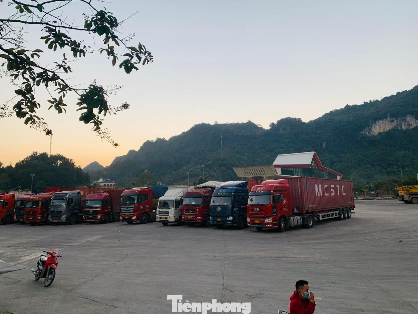 Khu vực cửa khẩu quốc tế Hữu Nghị vẫn còn rất nhiều xe đỗ đậu, chờ xuất khẩu. Khu vực cửa khẩu quốc tế Hữu Nghị vẫn còn rất nhiều xe đỗ đậu, chờ xuất khẩu.