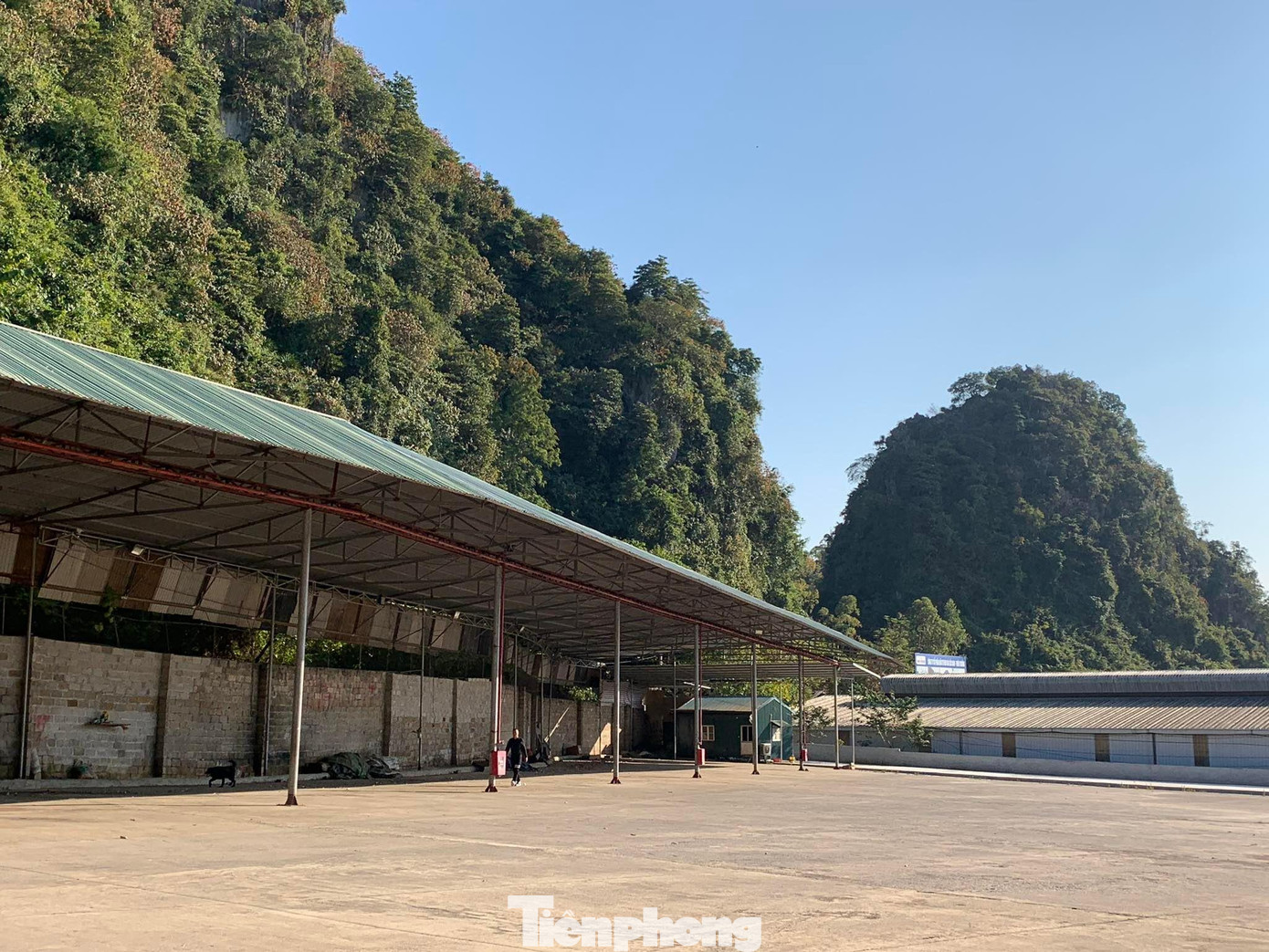 Bãi xe kiểm hóa Thăng Long ở cửa khẩu Cốc Nam vắng bóng người và phương tiện đã nhiều ngày nay. Ảnh: Duy Chiến Bãi xe kiểm hóa Thăng Long ở cửa khẩu Cốc Nam vắng bóng người và phương tiện đã nhiều ngày nay. Ảnh: Duy Chiến