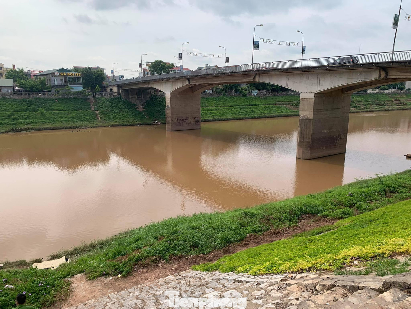 Hiện trường giữa cầu Đông Kinh, nơi anh Dương gieo mình xuống sông Kỳ Cùng -Ảnh: Duy Chiến