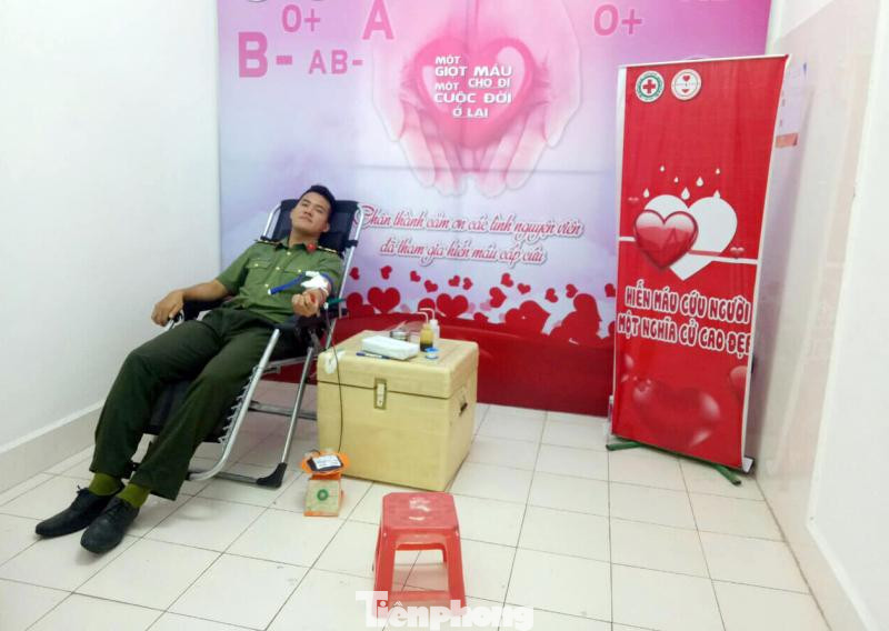 Thượng úy Nguyễn Tiến Trung kịp thời hiến máu cứu người -Ảnh: G.H Thượng úy Nguyễn Tiến Trung kịp thời hiến máu cứu người -Ảnh: G.H