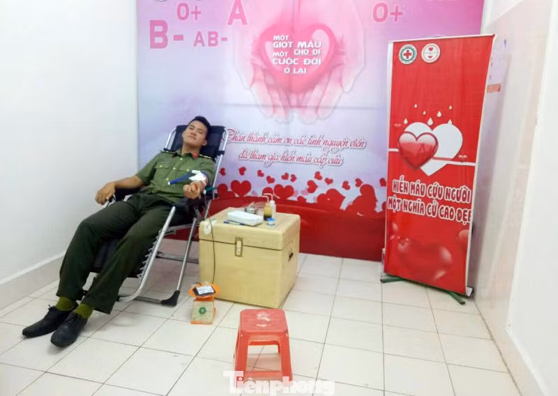 Thượng úy Nguyễn Tiến Trung kịp thời hiến máu cứu người -Ảnh: G.H