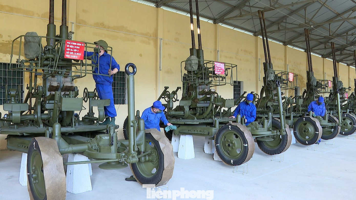 Trong phòng trào thi đua, xuất hiện nhiều tập thể, cá nhân có thành tích xuất sắc. Trong phòng trào thi đua, xuất hiện nhiều tập thể, cá nhân có thành tích xuất sắc.