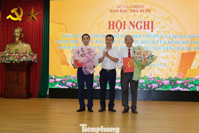 Lãnh đạo KBNN Việt Nam tặng hoa chúc mừng tân Giám đốc KBNN Bắc Kạn (ngoài cùng bên trái) và ông Tạ Quốc Bảo, nguyên Giám đốc KBNN tỉnh Bắc Kạn