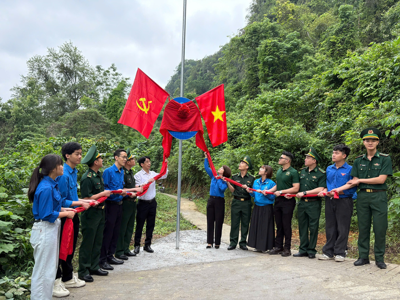 Với sự tham gia của Đoàn viên thanh niên, công nhân người lao động và lực lượng Biên phòng, công trình "Thắp sáng đường biên" được khánh thành ở khu vực mốc giới 1112-1113 cửa khẩu quốc tế Hữu Nghị (huyện Cao Lộc, tỉnh Lạng Sơn). Ảnh: Duy Chiến Với sự tham gia của Đoàn viên thanh niên, công nhân người lao động và lực lượng Biên phòng, công trình "Thắp sáng đường biên" được khánh thành ở khu vực mốc giới 1112-1113 cửa khẩu quốc tế Hữu Nghị (huyện Cao Lộc, tỉnh Lạng Sơn). Ảnh: Duy Chiến