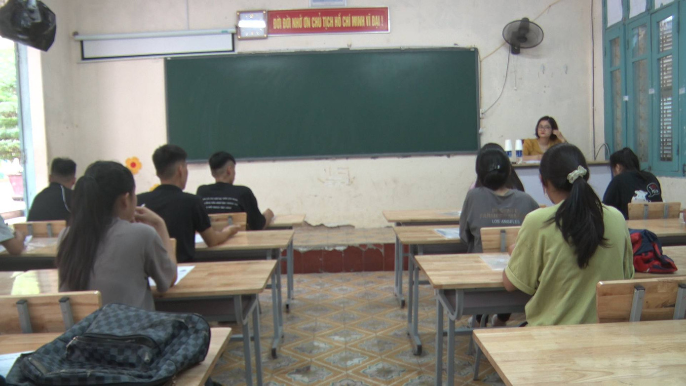 Các em sẵn sàng bước vào môn thi đầu tiên.