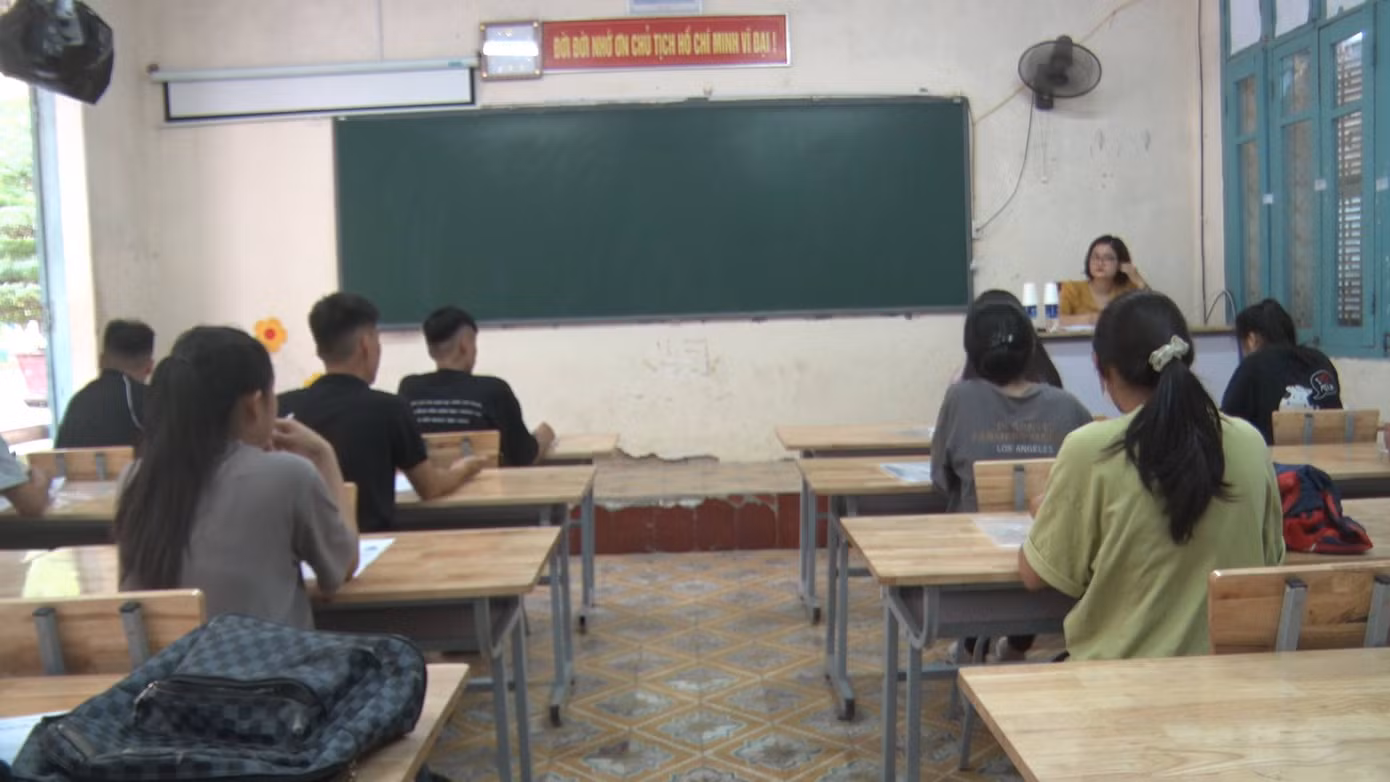 Các em sẵn sàng bước vào môn thi đầu tiên.