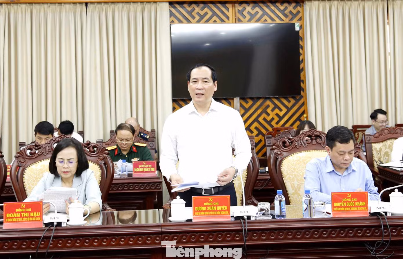 Phó Chủ tịch Thường trực UBND tỉnh Lạng Sơn Dương Xuân Huyên (giữa) báo cáo về hoạt động đối ngoại của địa phương. Ảnh: Duy Chiến