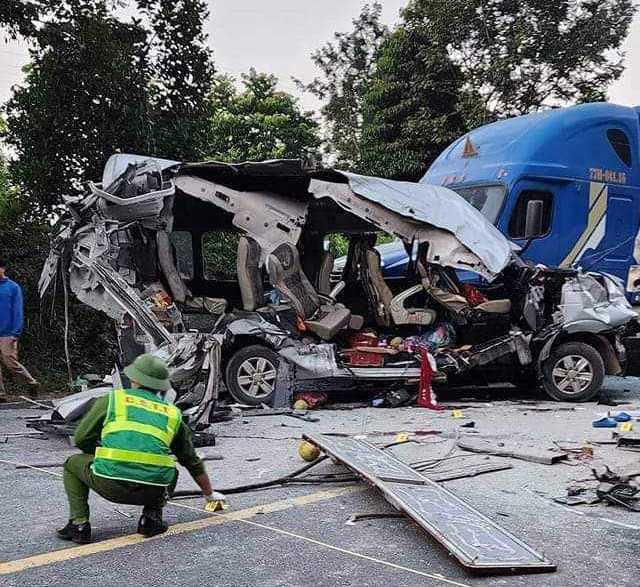 Sau va chạm, chiếc xe khách gần như trở thành đống sắt vụn. Sau va chạm, chiếc xe khách gần như trở thành đống sắt vụn.