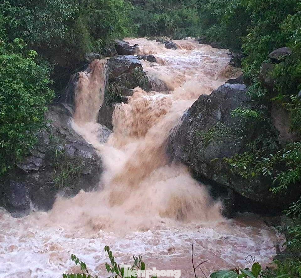 Thác nước Soong Xè chảy khá mạnh làm cháu T đuối nước.