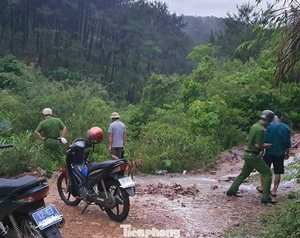 Nơi xảy ra sự việc vắng vẻ, nhiều cây cối, ruộng đồng.