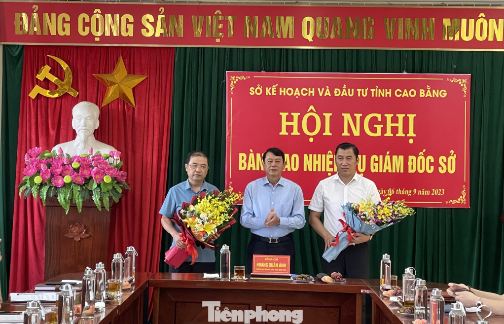 Ông Lưu Công Hữu (bìa phải) và ông Bế Xuân Tiến (bìa trái) nhận hoa chúc mừng của Lãnh đạo tỉnh Cao Bằng. Ảnh: T.M