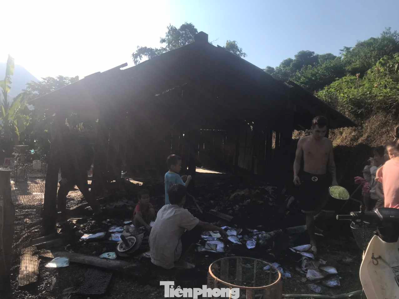 Hiện trường vụ cháy, hai trẻ nhỏ thoát nạn trong gang tấc Ảnh: Duy Chiến Hiện trường vụ cháy, hai trẻ nhỏ thoát nạn trong gang tấc Ảnh: Duy Chiến