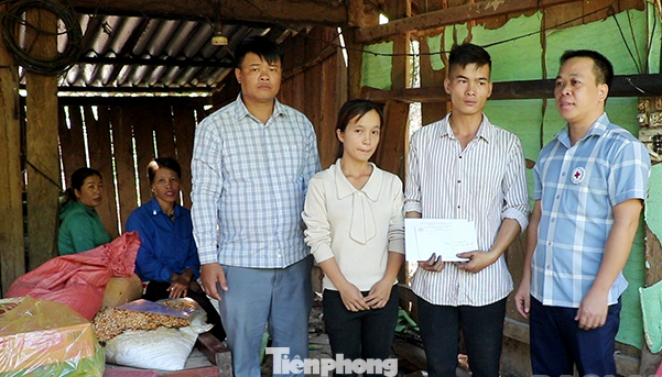 Cơ quan, đoàn thể huyện Chi Lăng hỗ trợ gia đình anh Đạt khắc phục hậu quả. Ảnh: VT Cơ quan, đoàn thể huyện Chi Lăng hỗ trợ gia đình anh Đạt khắc phục hậu quả. Ảnh: VT