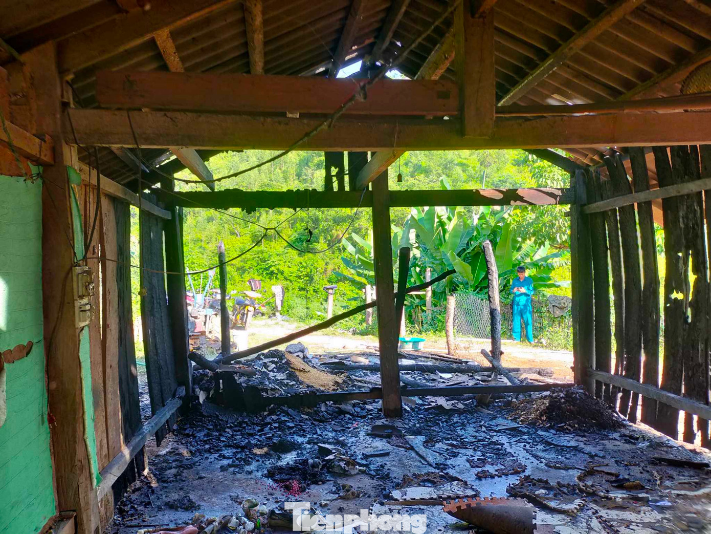 Nhà làm bằng gỗ nên lửa bùng cháy rất to, nhanh. Ảnh: Duy Chiến Nhà làm bằng gỗ nên lửa bùng cháy rất to, nhanh. Ảnh: Duy Chiến