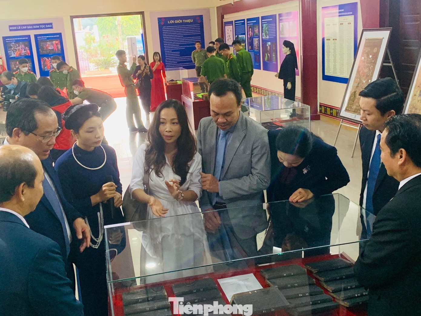 Chiêm ngưỡng hiện vật Linh tiềm đền công đồng Bắc Lệ- hiện vật rất có giá trị văn hóa dân gian vừa tìm thấy. Ảnh: Duy Chiến