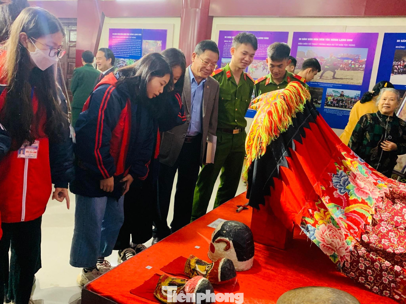 Thích thú với các hiện vật tiêu biểu trong văn hóa người Tày, Nùng -Ảnh: Duy Chiến