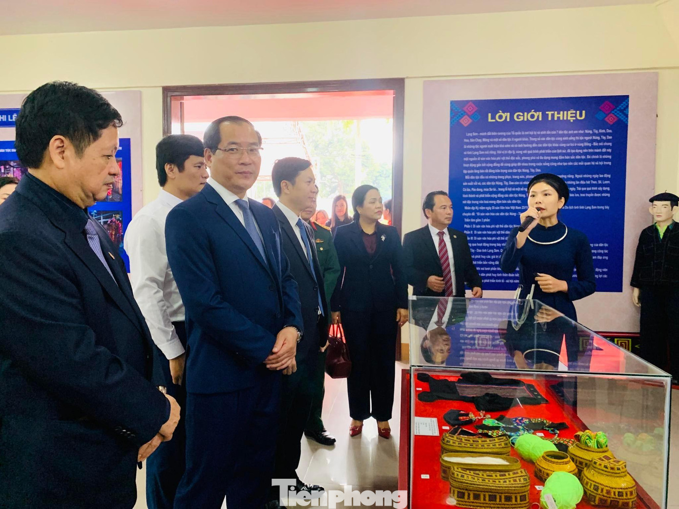 Giới thiệu nét đặc sắc của người Tày, Nùng trong cuộc sống hàng ngày. Ảnh: Duy Chiến