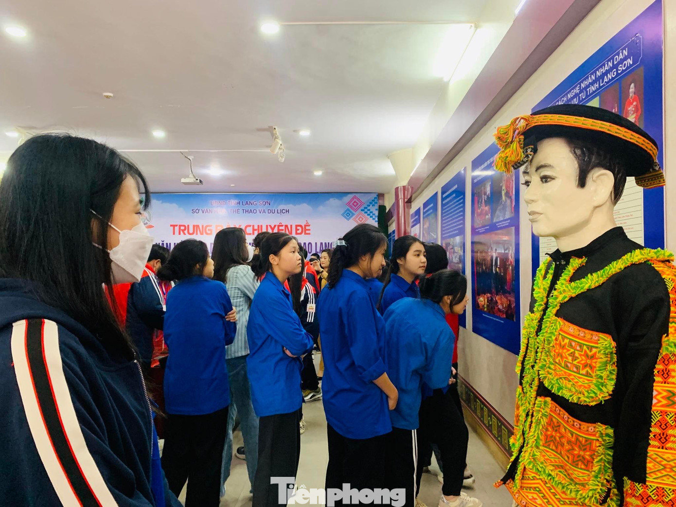 Trang phục bắt mắt của dân tộc Dao thu hút giới trẻ. Ảnh: Duy Chiến