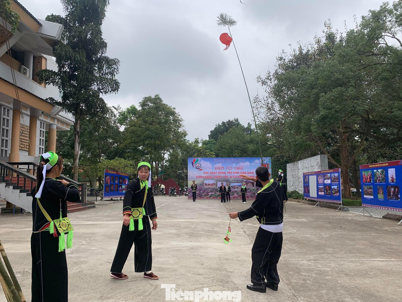 Tung còn là trò chơi dân gian được lưu truyền của người Tày, Nùng xứ Lạng mỗi dịp xuân về, lễ hội -Ảnh: Duy Chiến