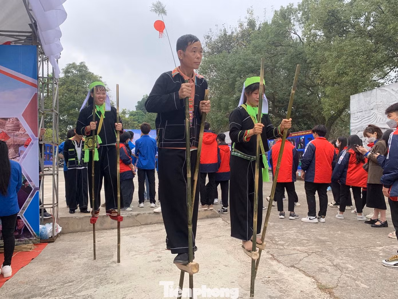Trải nghiệm đi cà kheo -Ảnh: Duy Chiến Trải nghiệm đi cà kheo -Ảnh: Duy Chiến