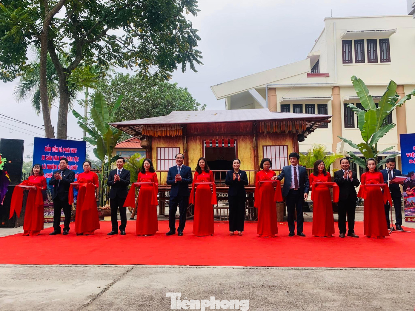 Nghi thức cắt băng Khai mạc triển lãm. Ảnh: Duy Chiến