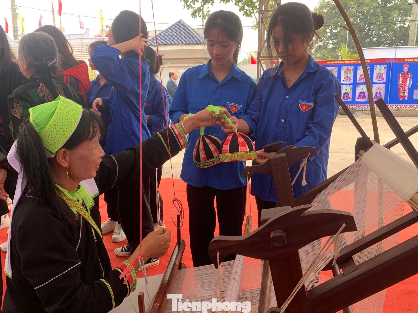 Trực tiếp chứng kiến và tham gia dệt vải truyền thống của người Tày, Nùng -Ảnh: Duy Chiến