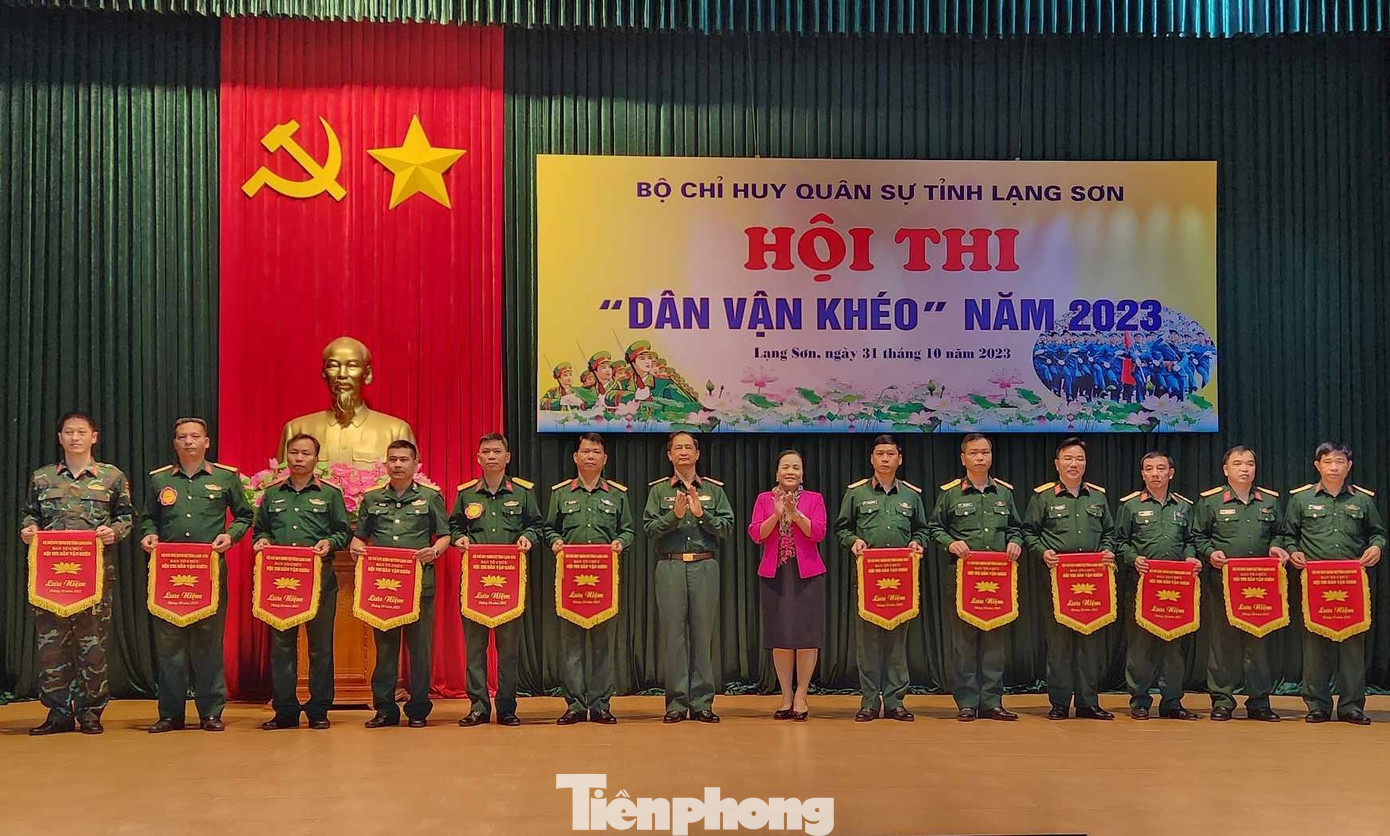 Lãnh đạo ban dân vận Tỉnh ủy và Bộ CHQS Lạng Sơn trao cờ lưu niệm tặng 12 đội tham gia Hội thi "Dân vận khéo" năm 2023. Ảnh: Duy Chiến Lãnh đạo ban dân vận Tỉnh ủy và Bộ CHQS Lạng Sơn trao cờ lưu niệm tặng 12 đội tham gia Hội thi "Dân vận khéo" năm 2023. Ảnh: Duy Chiến