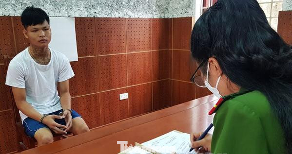 Đối tượng Nông Đức Mạnh (bìa trái) khai nhận hành vi tại cơ quan công an -Ảnh: V.D Đối tượng Nông Đức Mạnh (bìa trái) khai nhận hành vi tại cơ quan công an -Ảnh: V.D