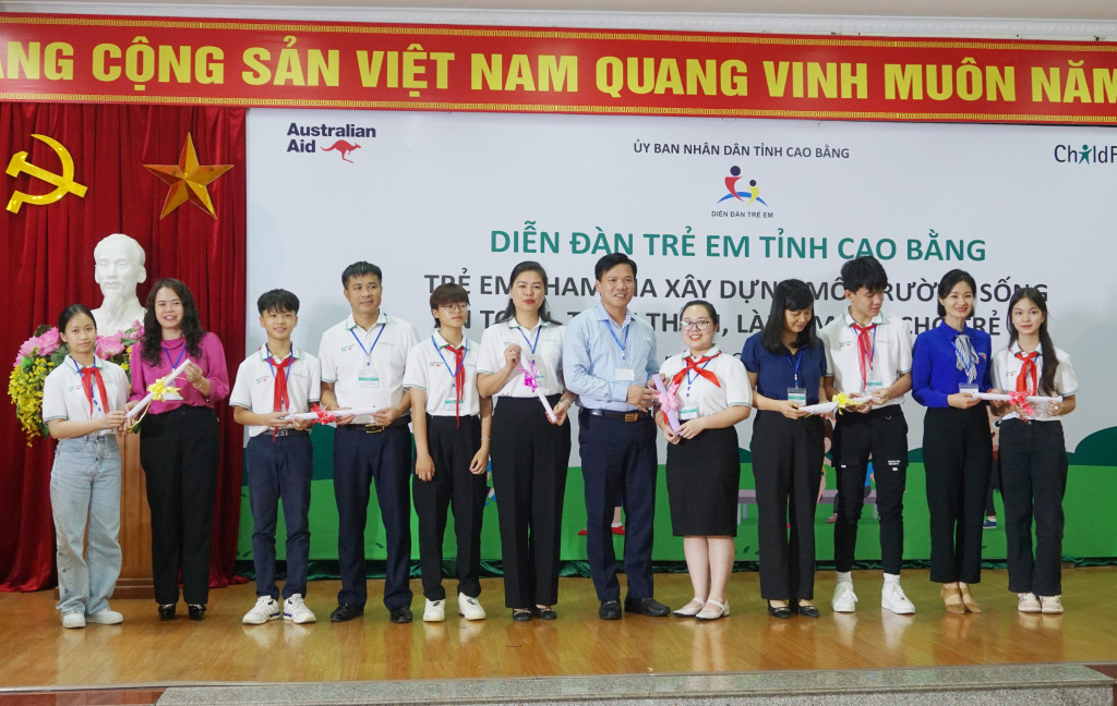 Lãnh đạo tỉnh, các ngành chức năng Cao Bằng nhận thông điệp của thiếu nhi địa phương. Ảnh: D.Đ Lãnh đạo tỉnh, các ngành chức năng Cao Bằng nhận thông điệp của thiếu nhi địa phương. Ảnh: D.Đ