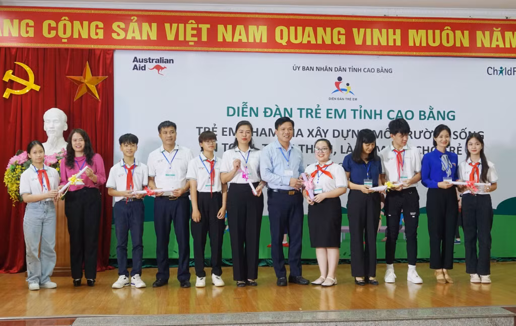 Lãnh đạo tỉnh, các ngành chức năng Cao Bằng nhận thông điệp của thiếu nhi địa phương. Ảnh: D.Đ Lãnh đạo tỉnh, các ngành chức năng Cao Bằng nhận thông điệp của thiếu nhi địa phương. Ảnh: D.Đ