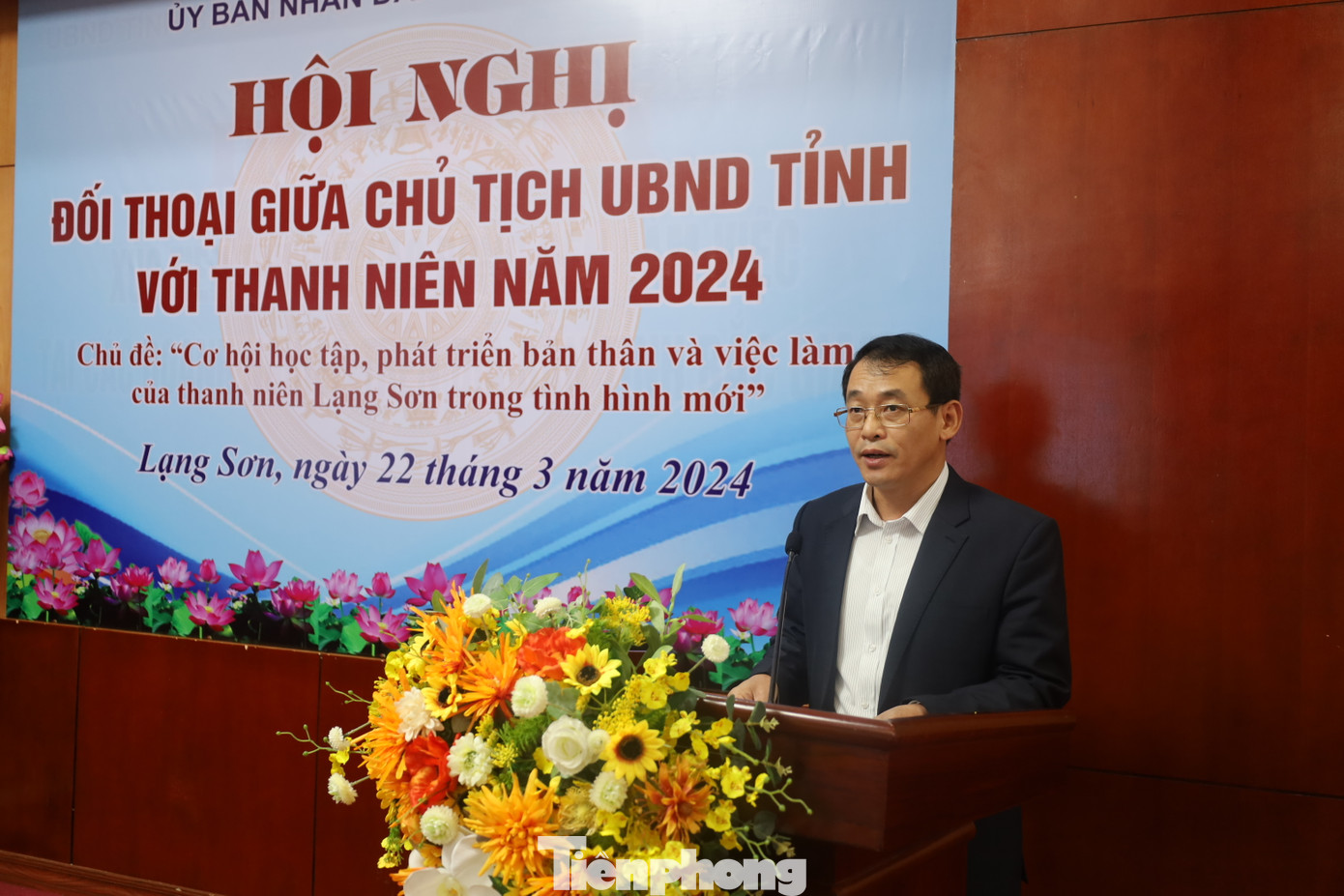 Đại diện Sở LĐ-TB-XH tỉnh Lạng Sơn Phạm Đức Huân trao đổi, trả lời vấn đề tạo việc làm trên địa bàn tỉnh.